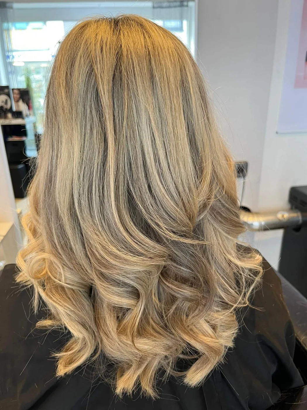 Blonde Locken aus dem Salon
