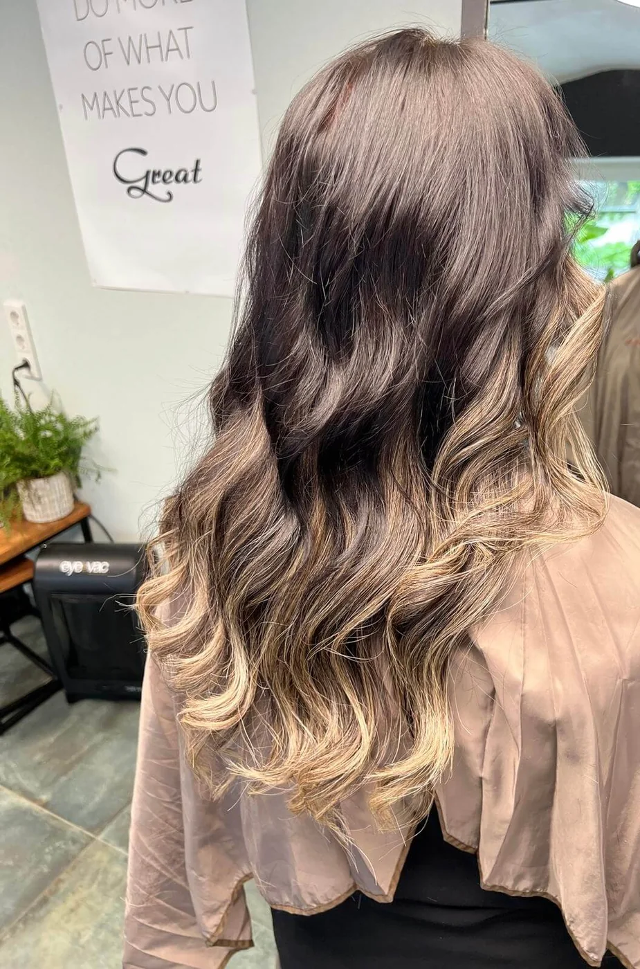 Farbe und Wellen aus dem Salon