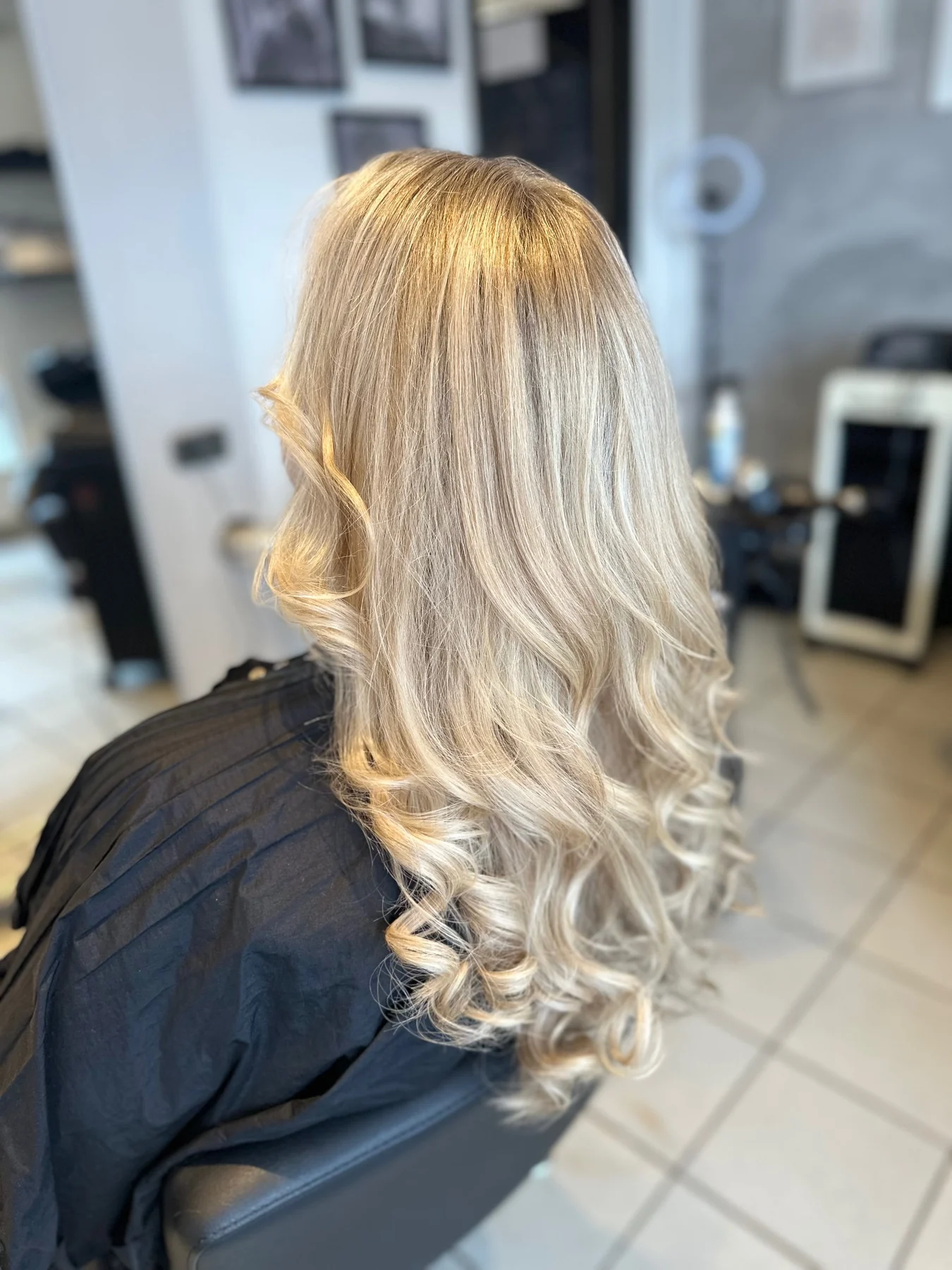 Blonde Locken und Farbe aus dem Salon