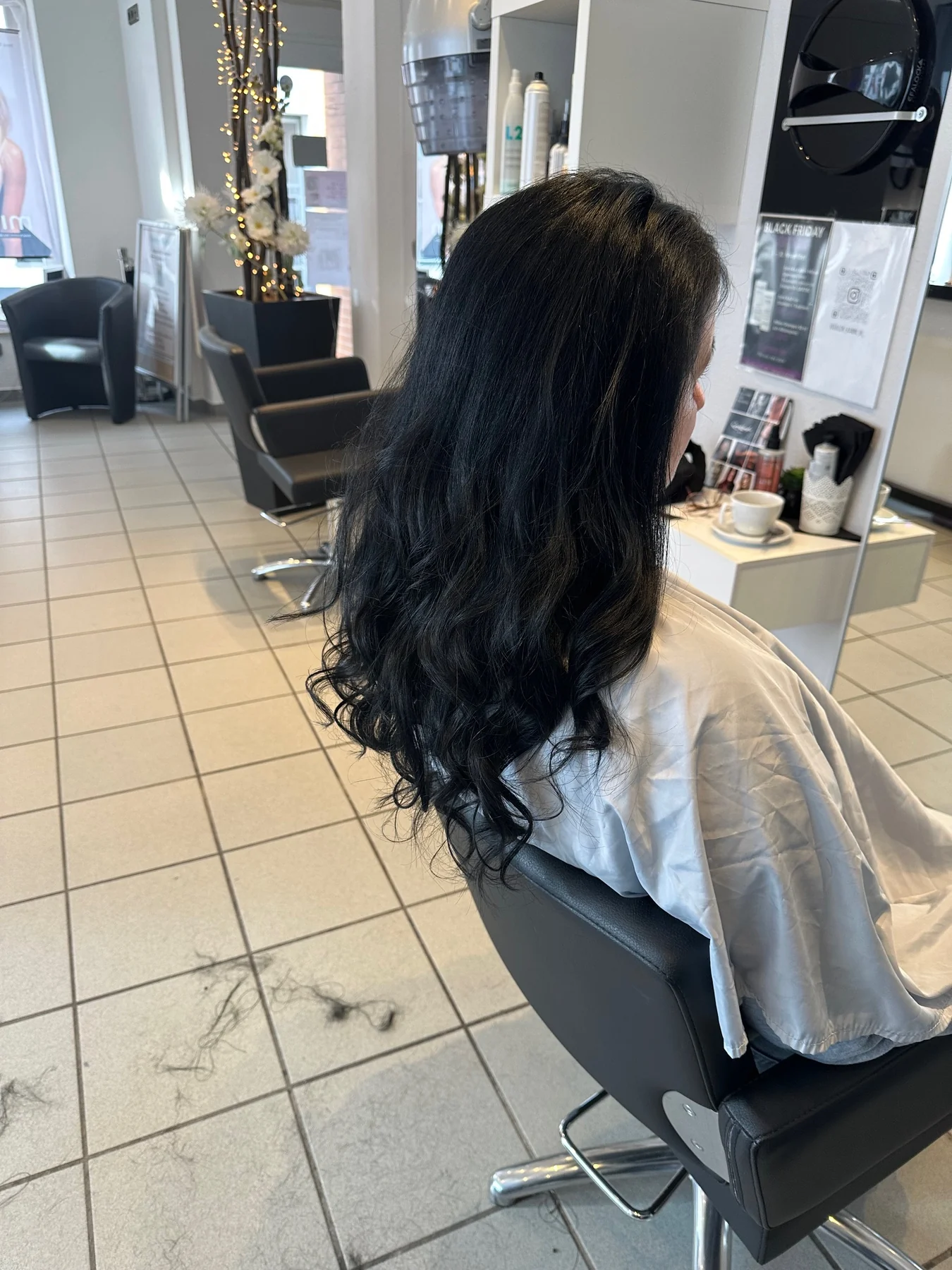 Dunkles Haar Styling aus dem Salon