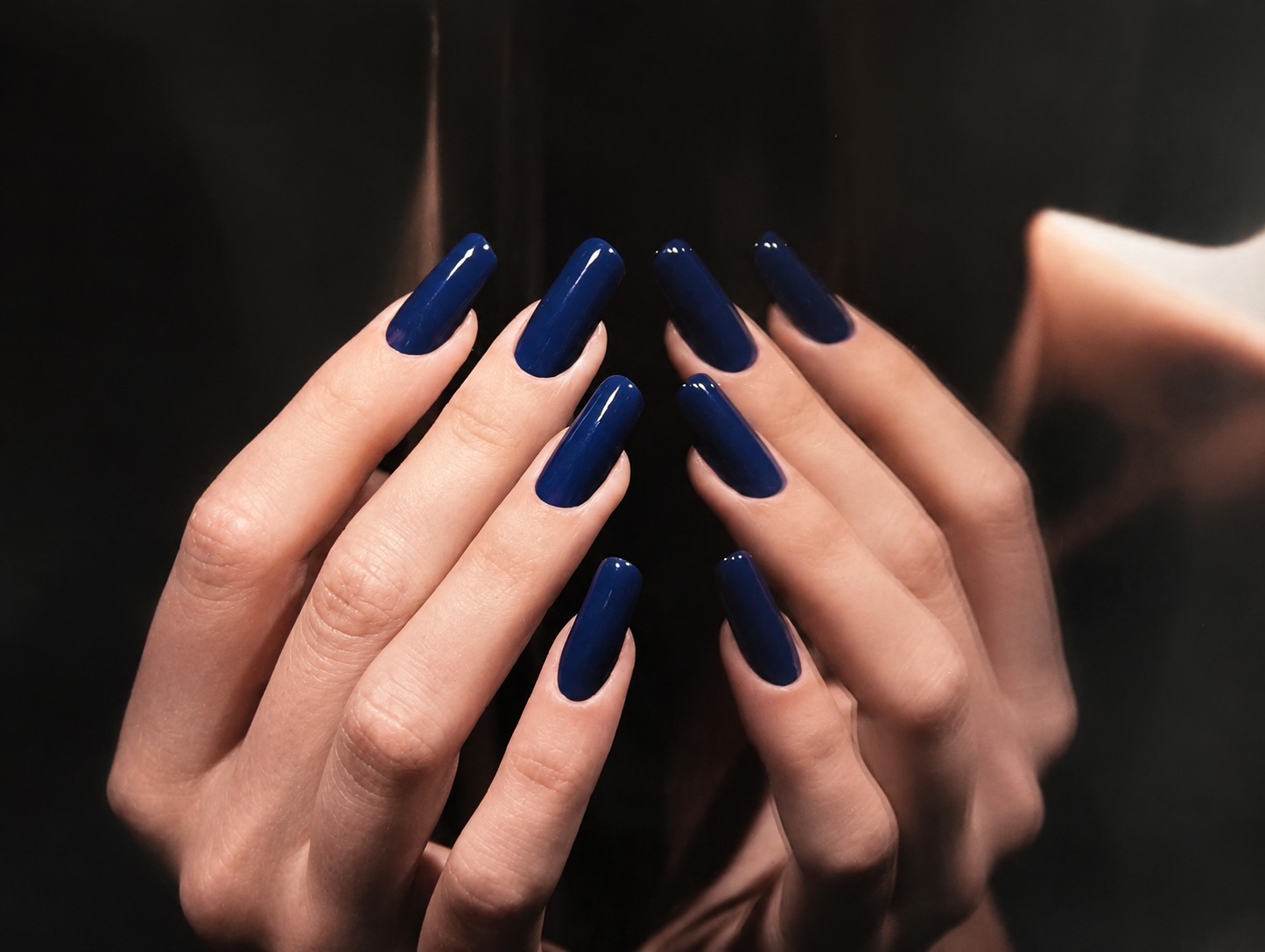 Gepflegte Fingernägel mit dunklem Nageldesign