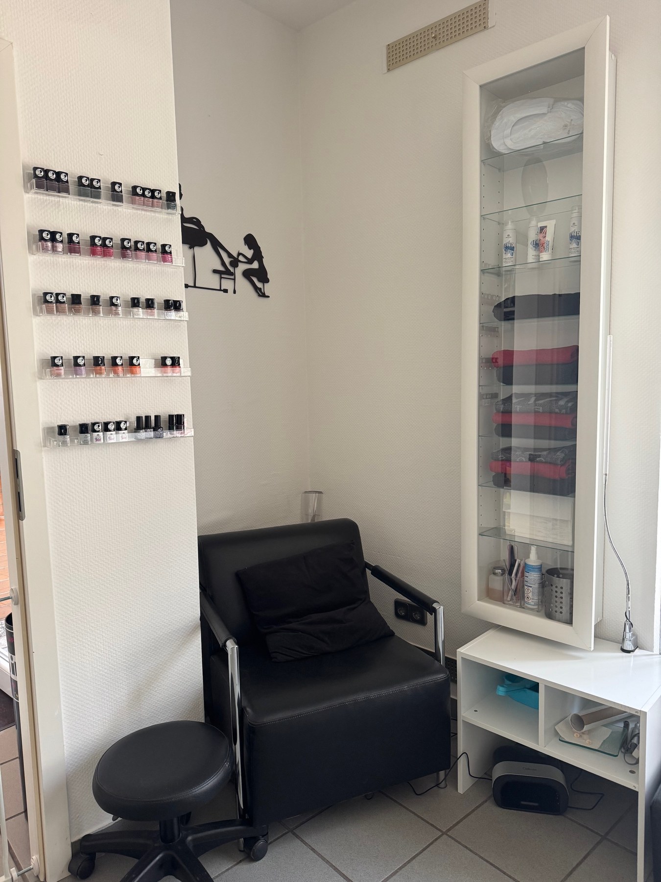Nagelstudio Detail mit Lackfarben und Arbeitsplatz