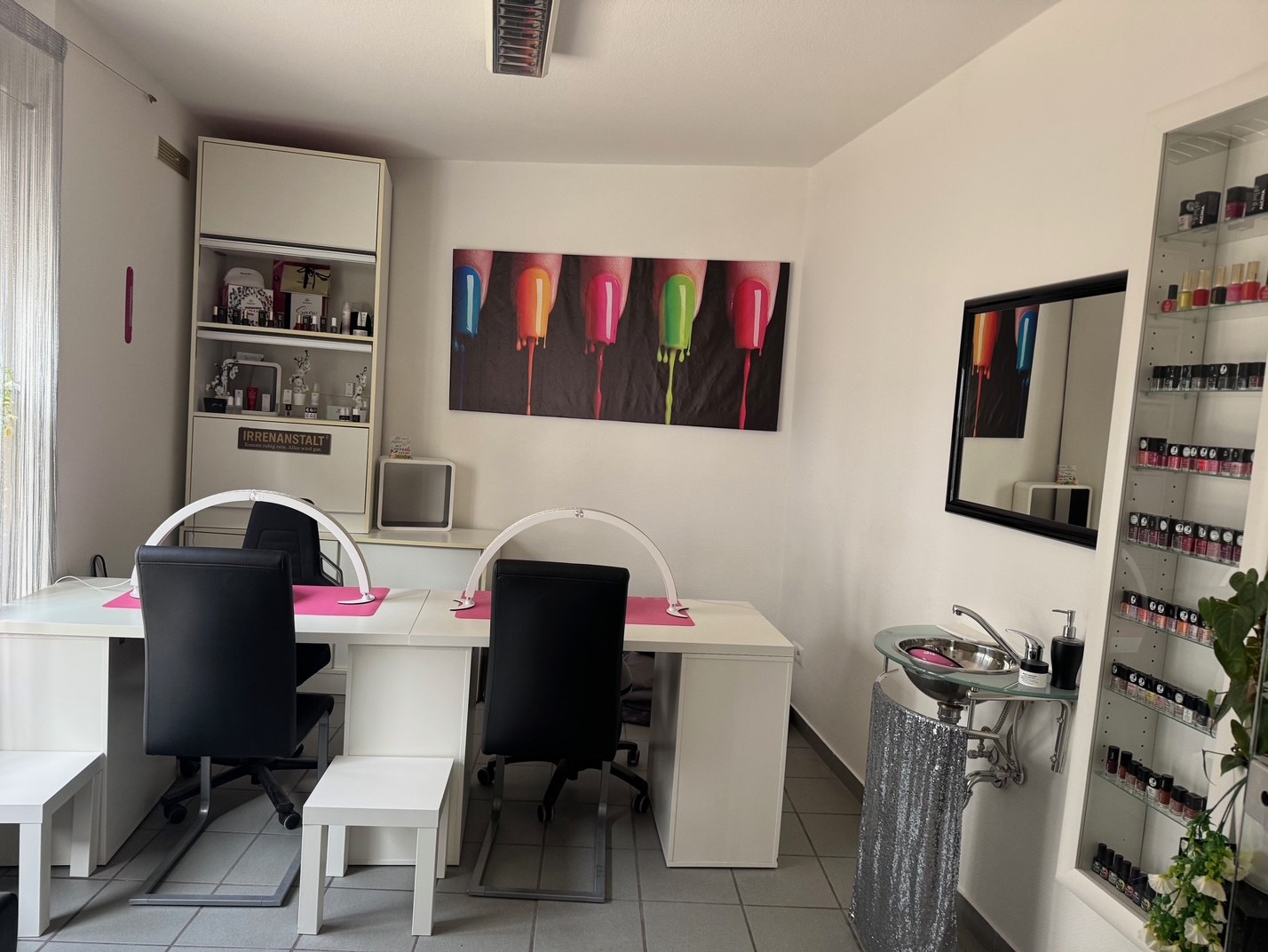 Nagelstudio Arbeitsplatz mit Farbbild